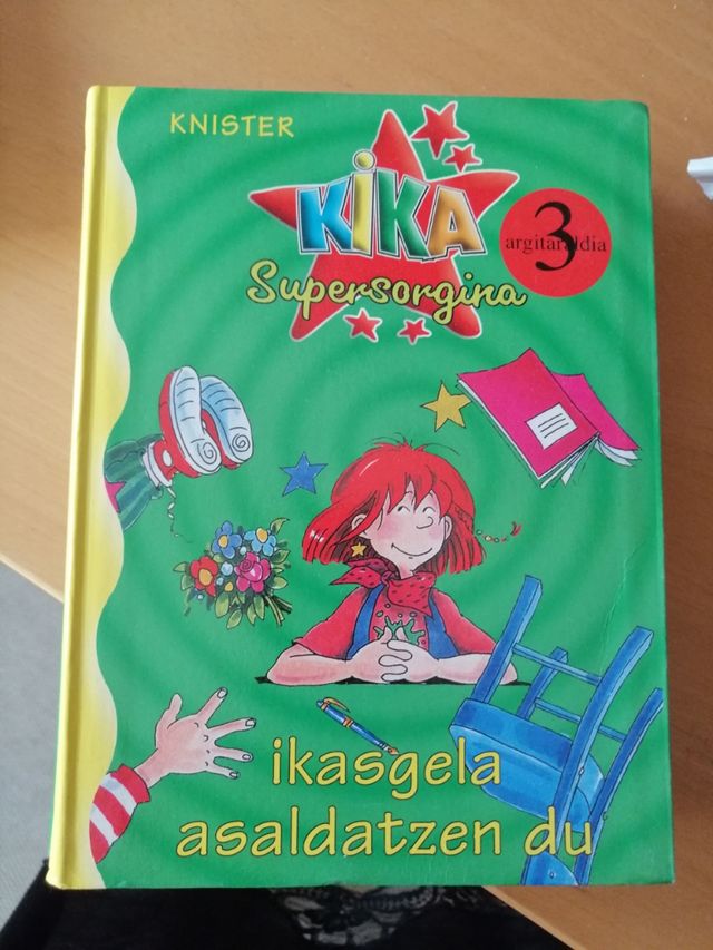Kika supersorginak ikasgela asaldatzen du