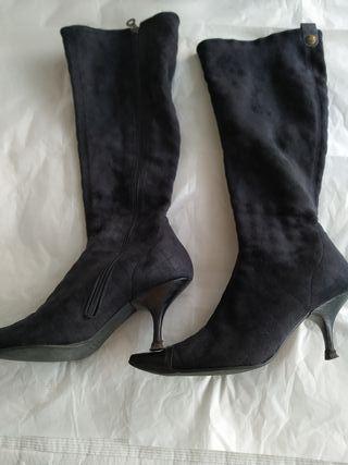 Botas altas negras Pedro Miralles t.37 de segunda mano por 23 EUR en  Leganés en WALLAPOP