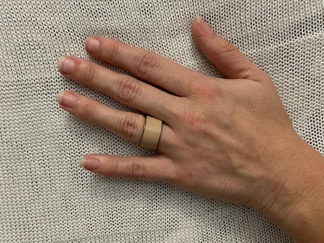 Bisutería: pulseras y anillos.