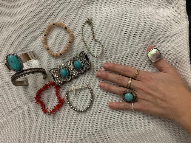 Bisutería: pulseras y anillos.