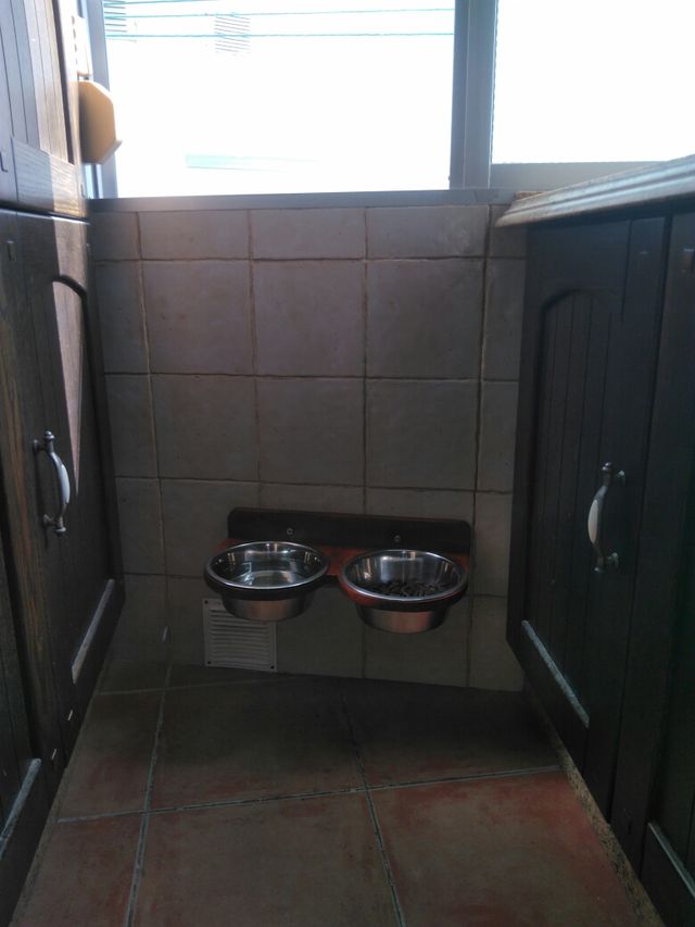 comedero y bebedero de pared