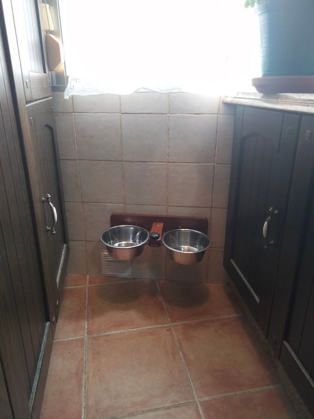 comedero y bebedero de pared