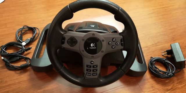 Volante LOGITECH para PS3 casi nuevo. Ideal Reyes