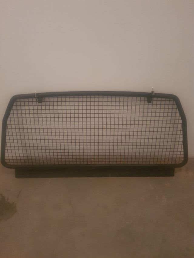 furgoneta reja para separar carga