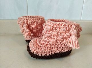 Botitas bebe crochet ganchillo de segunda mano por 10 EUR en Camas en  WALLAPOP