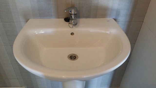 Dos lavabos marca Roca color blanco