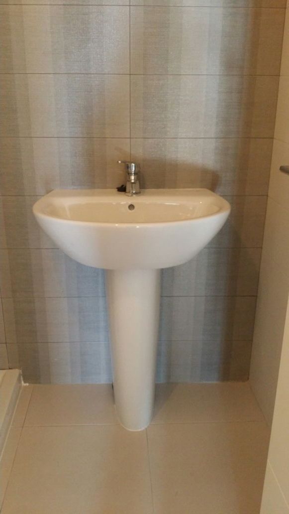 Dos lavabos marca Roca color blanco