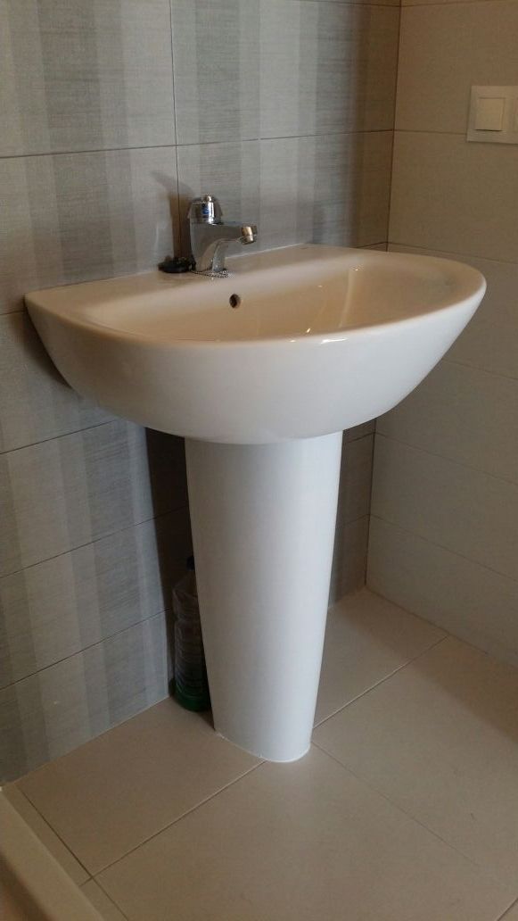 Dos lavabos marca Roca color blanco