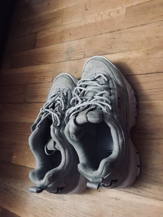 zapatos fila grises