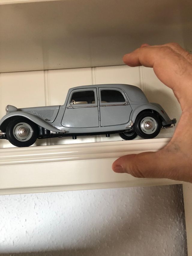 Coches de época en metal