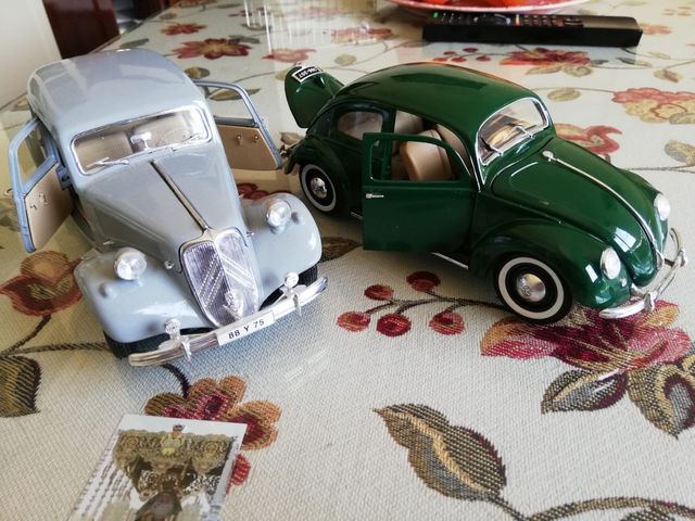 Coches de época en metal