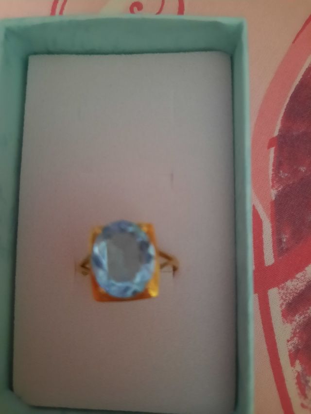 Precioso Anillo de oro con gran piedra agua marina