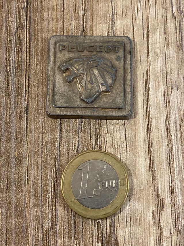 Targa Peugeot francese.