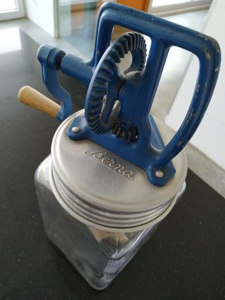 Batidora manual antigua de segunda mano por 180 € en Batidora manual antigua. En buen estado. de segunda mano por
