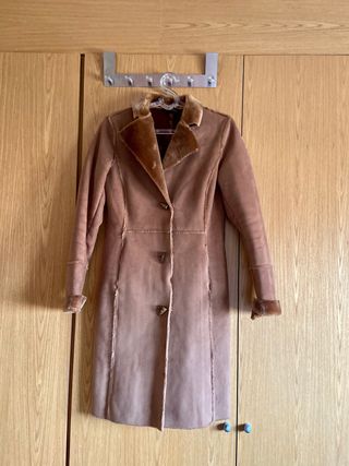Abrigo Zara piel vuelta de segunda mano por 65 EUR en Madrid en WALLAPOP