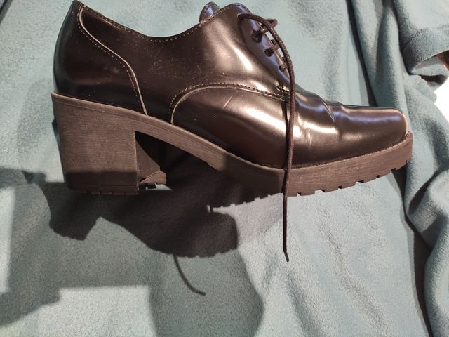 zapatos de piel 41. tacón medio .