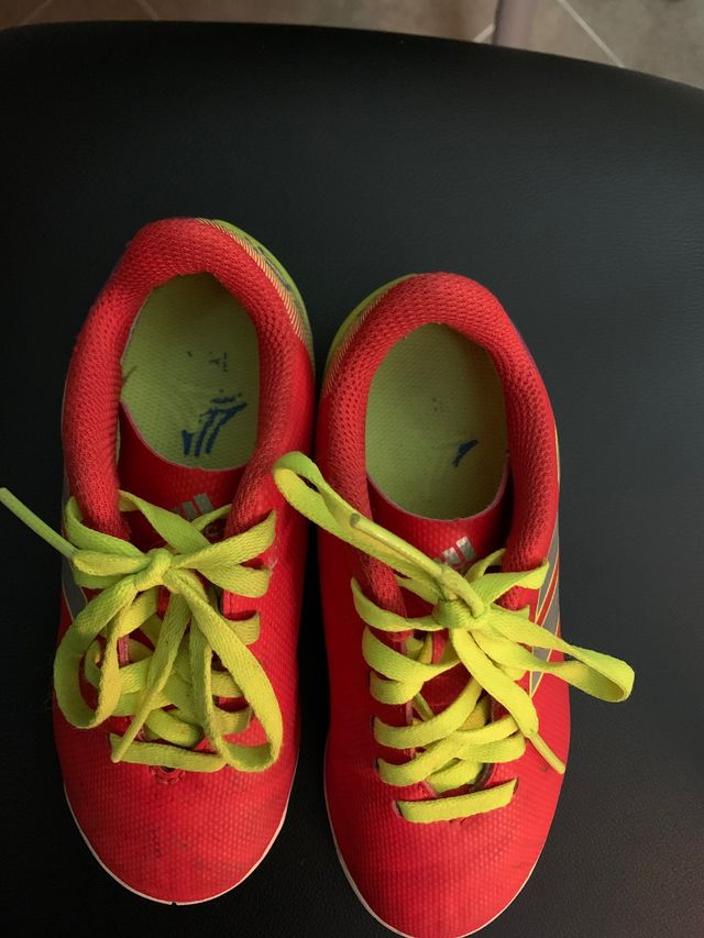 Cría no relacionado Me gusta Botas de fútbol sala Adidas Messi 29 de segunda mano por 15 € en Compostilla en WALLAPOP Cría no relacionado Me gusta Botas de fútbol sala Adidas Messi 29 de segunda mano por 15 € en Compostilla en WALLAPOP