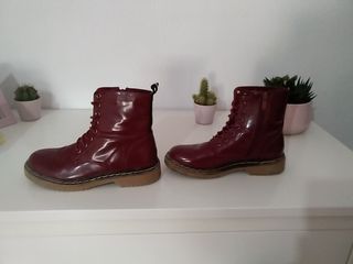 Botas militares de charol color burdeos. de segunda mano por 10 EUR en Doña  Violeta en WALLAPOP