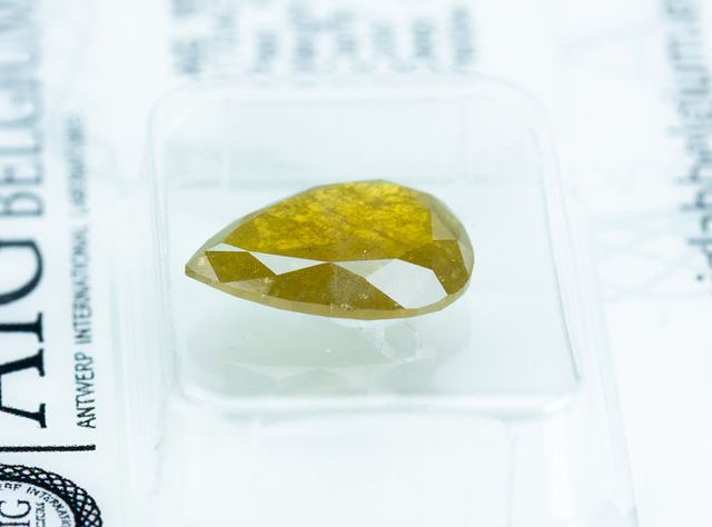 Diamante Fancy Deep Greenish Yellow