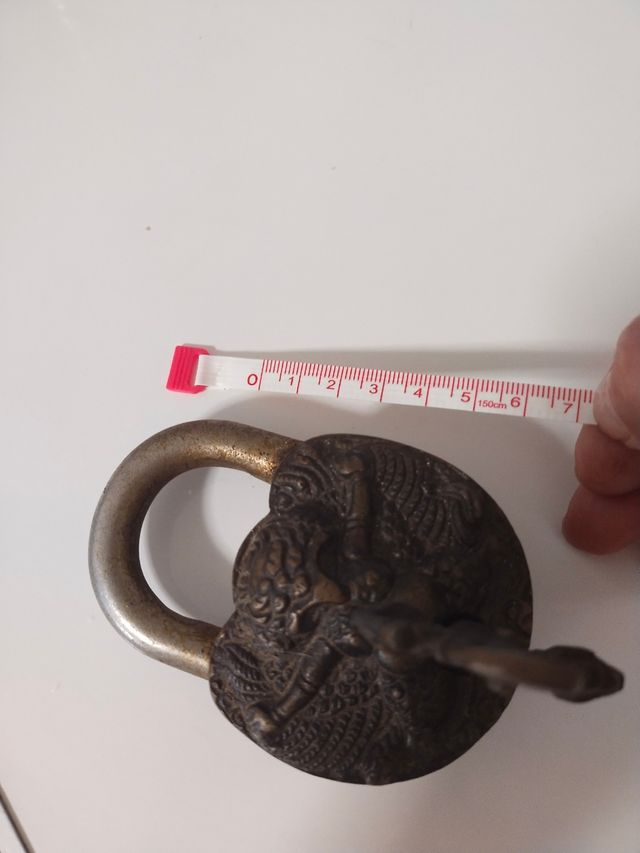 Candado grabado de hierro antiguo