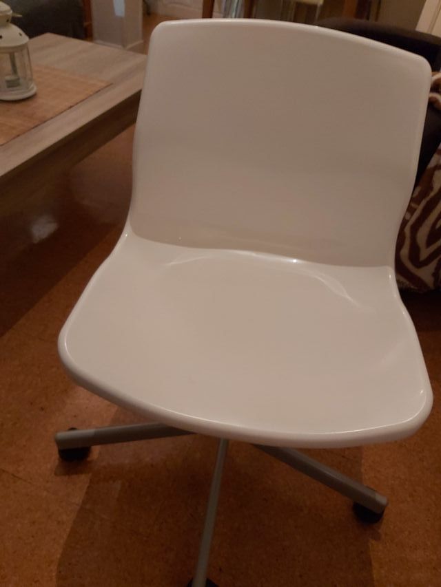 Silla Blanca con ruedas