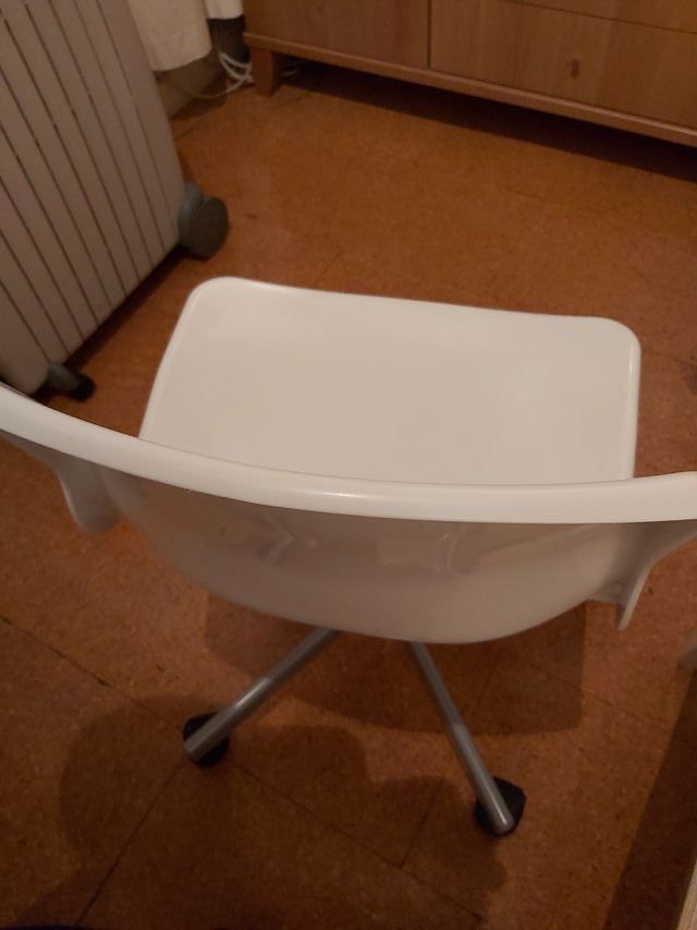 Silla Blanca con ruedas