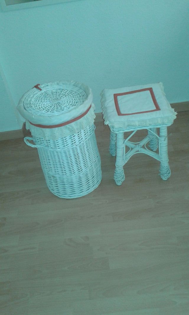 Cubo de mimbre para la ropa y banqueta de segunda mano por 35 € en