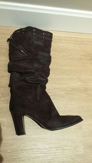 Botas altas marrones Mustang de segunda mano por 15 EUR en Getxo en WALLAPOP