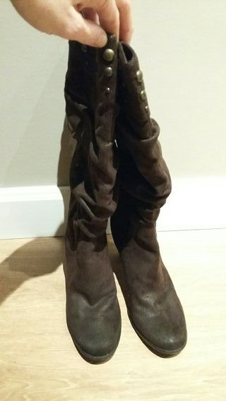 Botas altas marrones Mustang de segunda mano por 15 EUR en Getxo en WALLAPOP