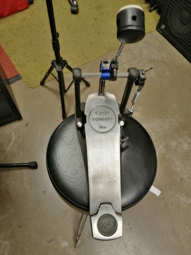 Pack pedal+pad de prácticas bombo de segunda mano por 110 EUR en