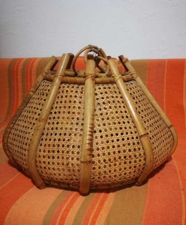 Lampara de bambú y cesta de minbre