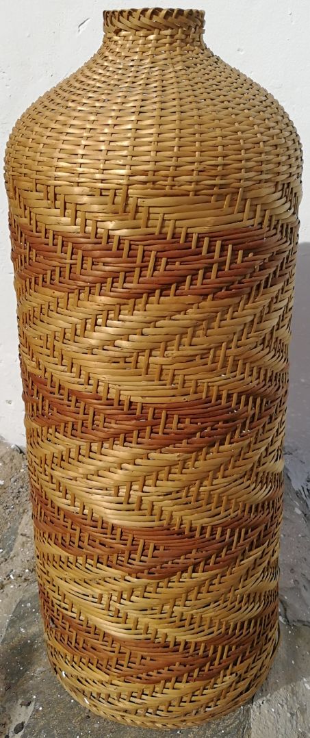 Lampara de bambú y cesta de minbre