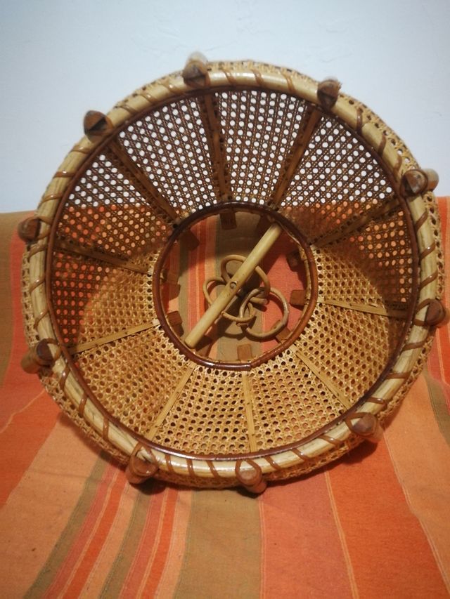 Lampara de bambú y cesta de minbre