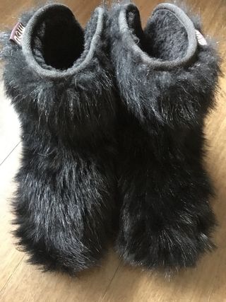 Botas MOU de pelo talla 39 de segunda mano por 140 EUR en Bilbao en WALLAPOP