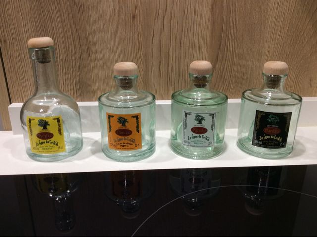 Botellas de licor vacías apilables