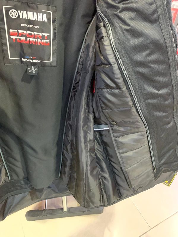 Chaqueta Motera Yamaha con protecciones.