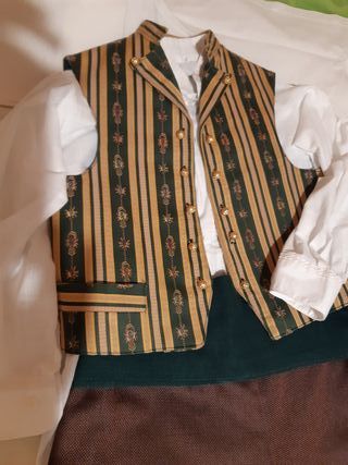 Chaleco y camisa talla 8 años de segunda mano por 30 € en CAMISA FALLERO de segunda mano por 30 € en Valencia en WALLAPOP