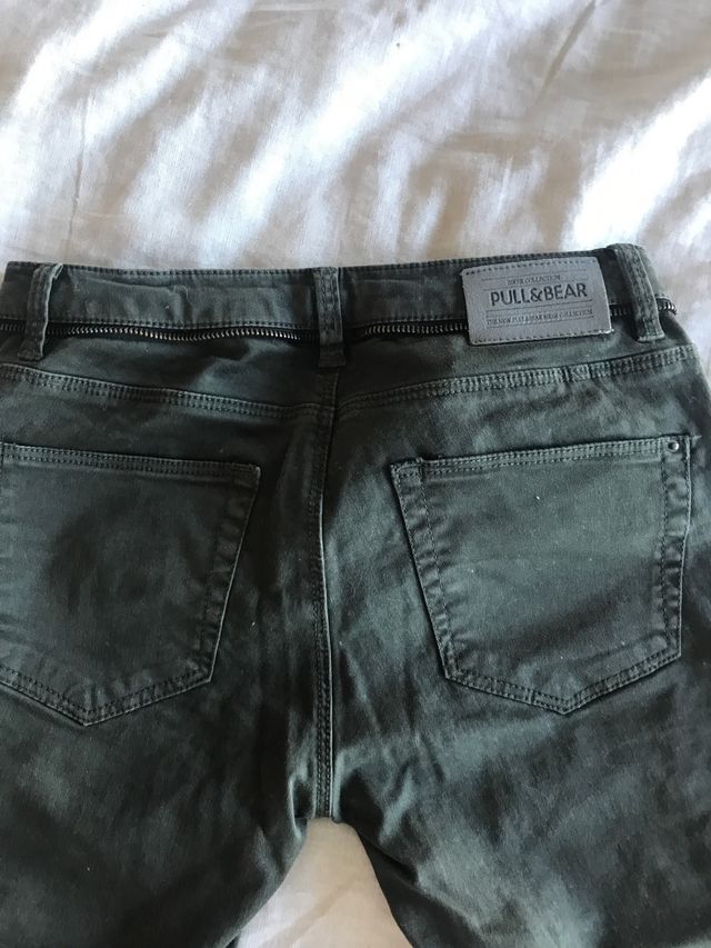 Pantalón verde militar de chica de PULL&BEAR