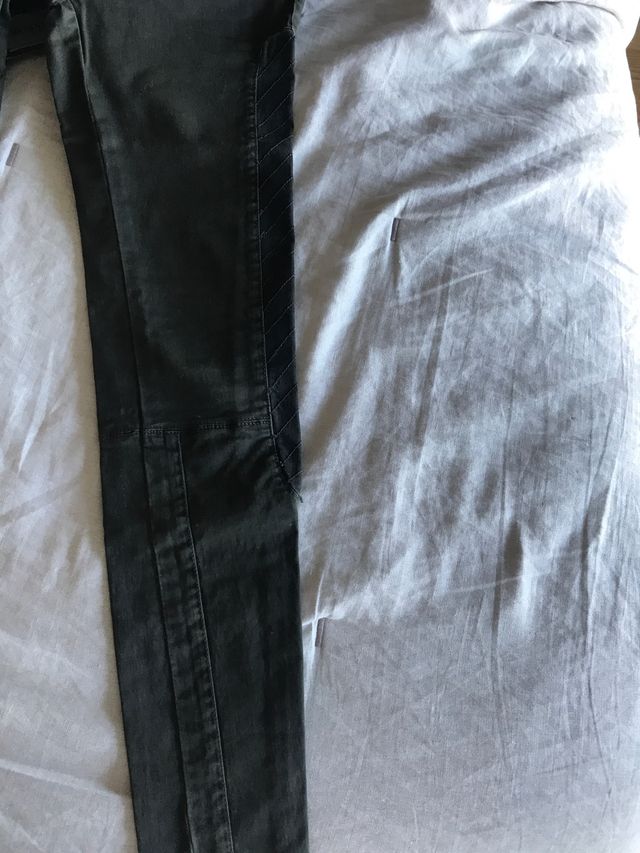 Pantalón verde militar de chica de PULL&BEAR