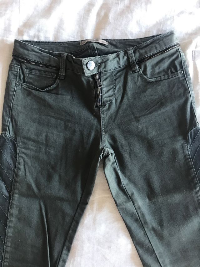 Pantalón verde militar de chica de PULL&BEAR