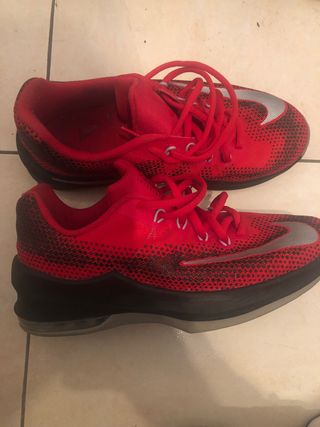 Zapatillas baloncesto nike rojas de segunda mano por 32 EUR en Viladecans  en WALLAPOP