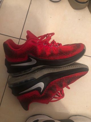 Zapatillas baloncesto nike rojas de segunda mano por 32 EUR en Viladecans  en WALLAPOP