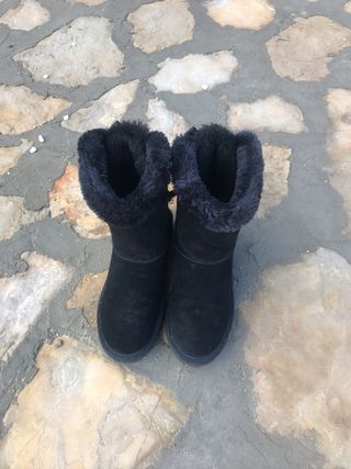 Botas negras piel, pelo interior Tipo Ugg talla 37 de segunda mano por 25  EUR en Valencia en WALLAPOP