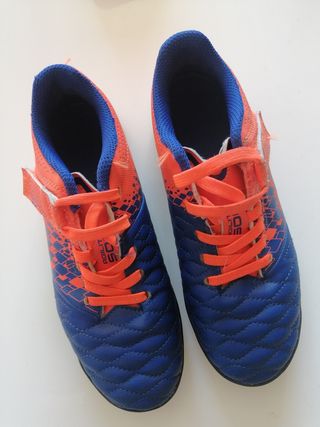 Zapatillas multitaco fútbol Kipsta N. 33 de segunda mano por 5 EUR en  Villalbilla de Burgos en WALLAPOP