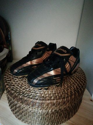 botas futbol doradas
