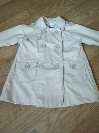 Gabardina Trench chaqueta Bebe niña Zara de segunda mano por 8 EUR en  Terrassa en WALLAPOP