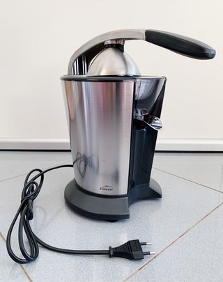 Exprimidor de zumo eléctrico con brazo. Nuevo. de segunda Exprimidor eléctrico NUEVO!!! de segunda mano por 6 € en