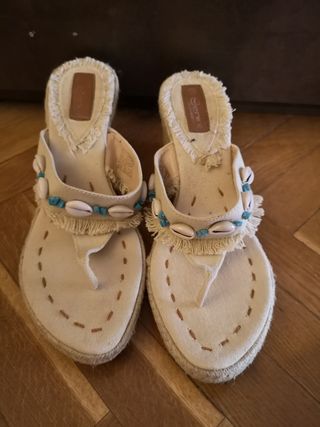 Sandalias de dedo y cuña de esparto de segunda mano por 10 EUR en  Parquelagos en WALLAPOP