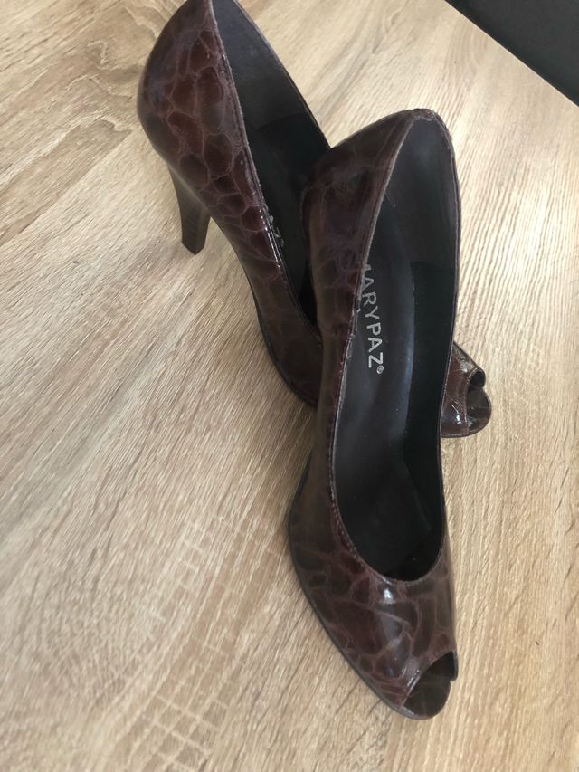 Zapato de fiesta marrón