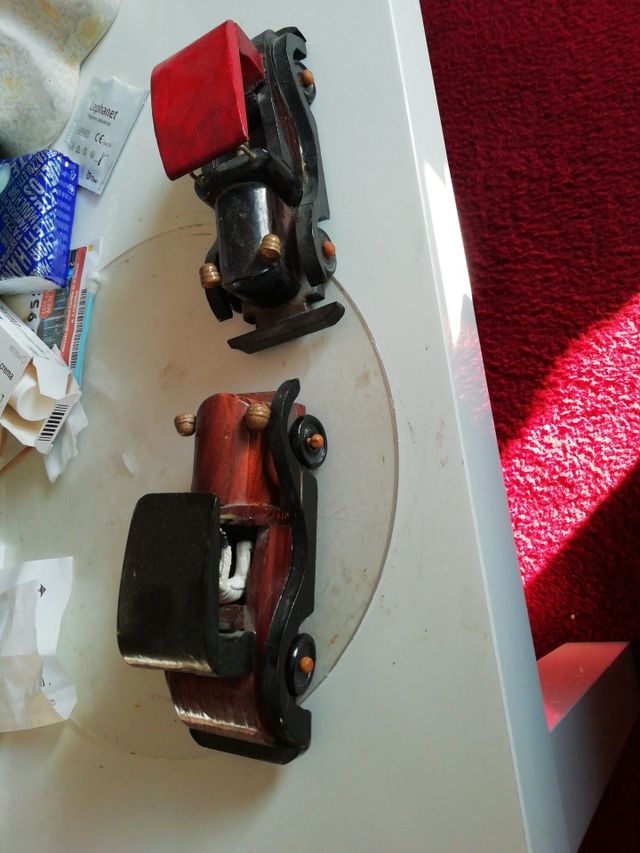 2 coches muy muy antiguos de